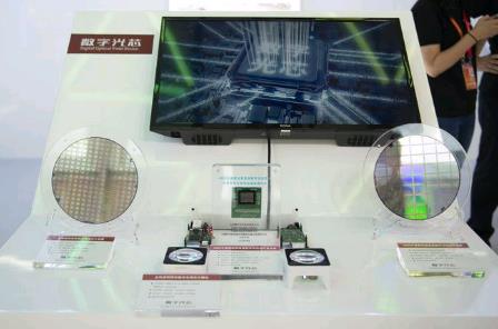 北京服贸会上展出的4800万像素硅基液晶数字光场芯片及电路